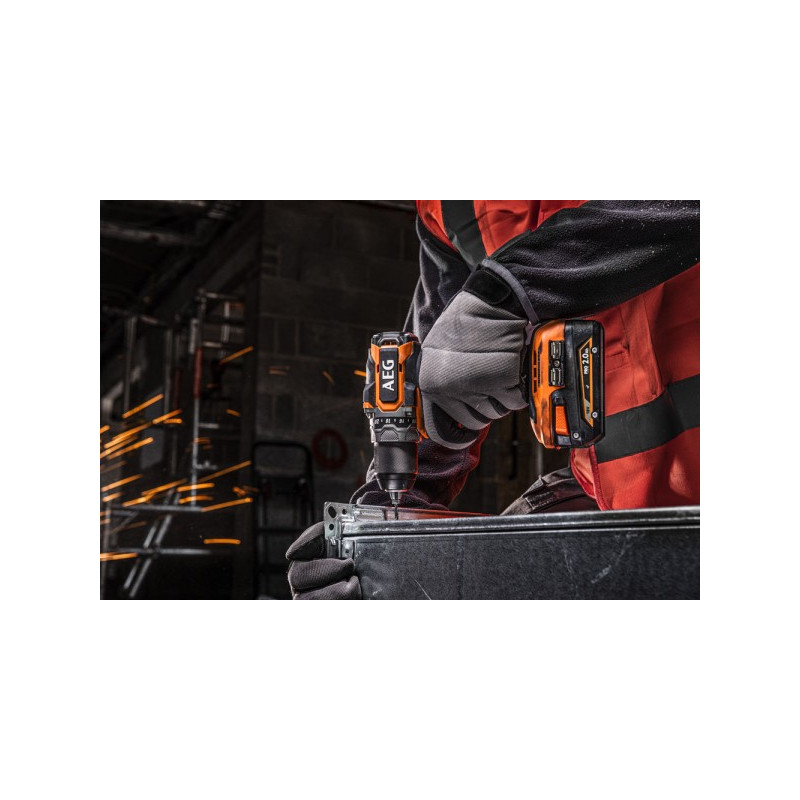 Дрель-шуруповерт AEG Powertools BS 18SBL-202C 4935472277 в процессе сверления в металле