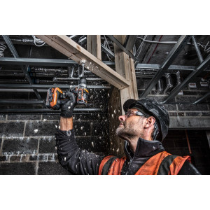 Дрель-шуруповерт AEG Powertools BS 18SBL-202C 4935472277 в процессе сверления в дереве