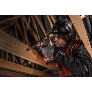 Дрель-шуруповерт AEG Powertools BS 18SBL-202C 4935472277 в процессе сверления