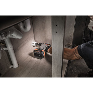 Дрель-шуруповерт AEG Powertools BS 18SBL-202C 4935472277 в процессе работы