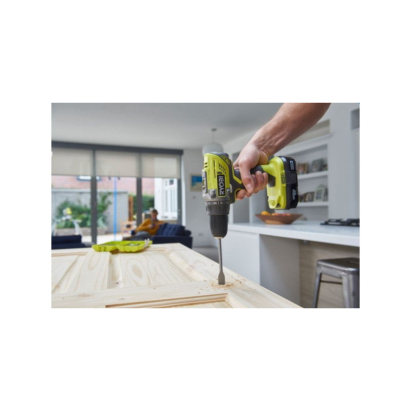 Дрель-шуруповерт Ryobi R18DD3-220S 5133003348 в процессе работы