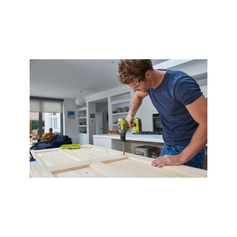 Дрель-шуруповерт Ryobi R18DD3-120S 5133003347 в процессе работы