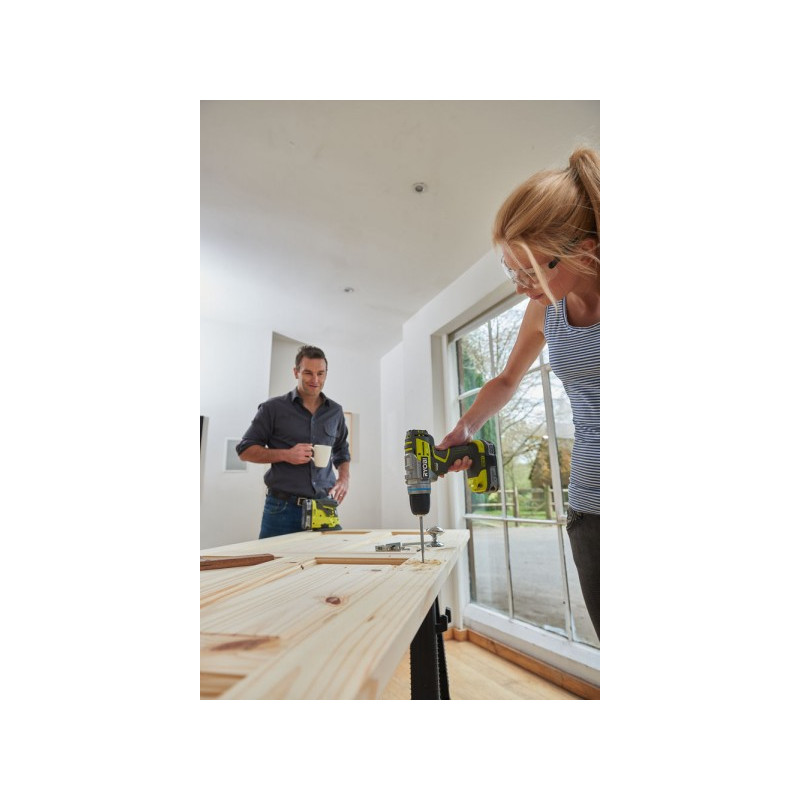 Дрель-шуруповерт Ryobi R18PDBL-0 5133002438 (без АКБ) в процессе сверления дерева