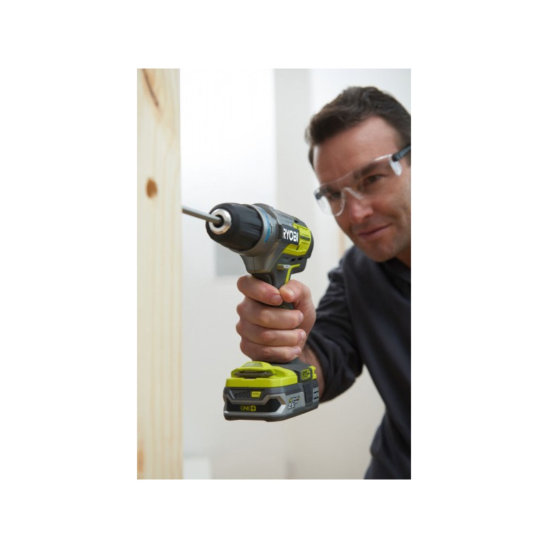 Дрель-шуруповерт Ryobi R18PDBL-0 5133002438 (без АКБ) в процессе сверления стены