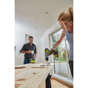 Дрель-шуруповерт Ryobi R18PDBL-0 5133002438 (без АКБ) в процессе сверления дерева