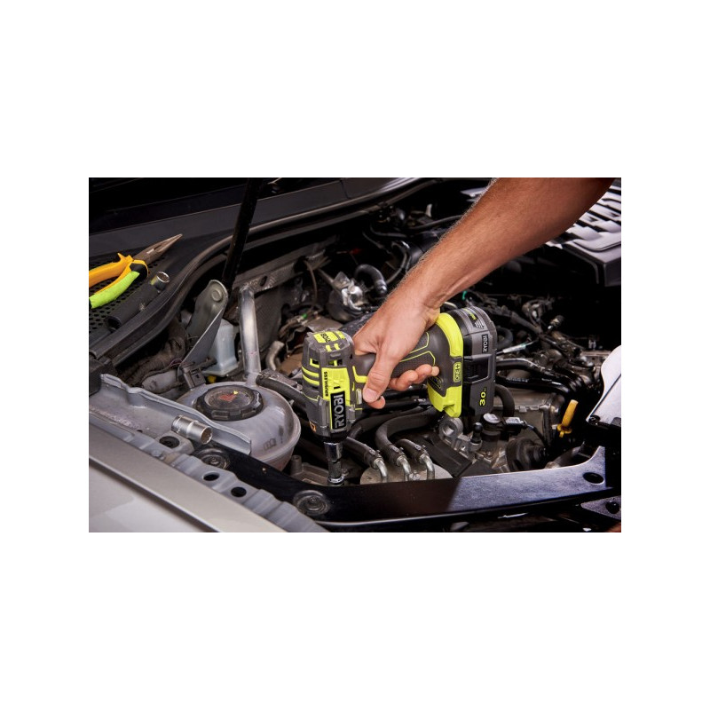 Гайковерт Ryobi R18IW7-0 5133004220 (без АКБ) с процессе работы с автомобилем