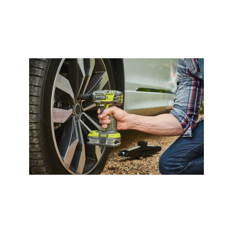 Гайковерт Ryobi R18IW7-0 5133004220 (без АКБ) в процессе работы с колесом