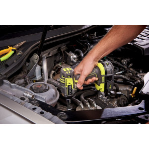 Гайковерт Ryobi R18IW7-0 5133004220 (без АКБ) с процессе работы с автомобилем