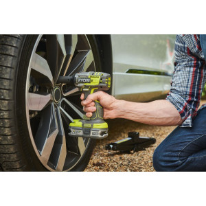 Гайковерт Ryobi R18IW7-0 5133004220 (без АКБ) в процессе работы с колесом