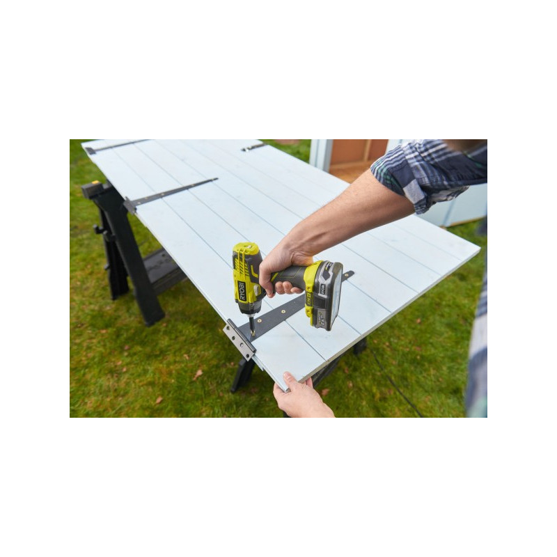 Винтоверт Ryobi R18ID3-0 5133002613 в процессе закручивания винтов