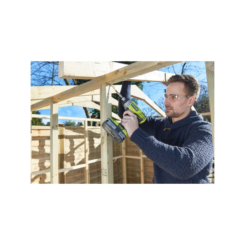 Винтоверт Ryobi R18ID3-0 5133002613 в процессе закручивания винтов в дерево