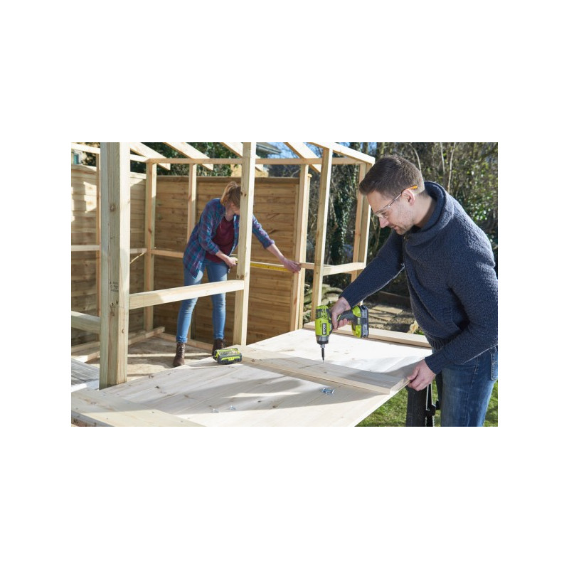 Винтоверт Ryobi R18ID3-0 5133002613  в процессе закручивания винтов в деревянное изделие