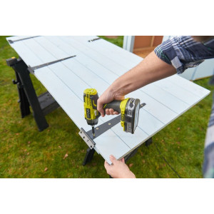 Винтоверт Ryobi R18ID3-0 5133002613 в процессе закручивания винтов