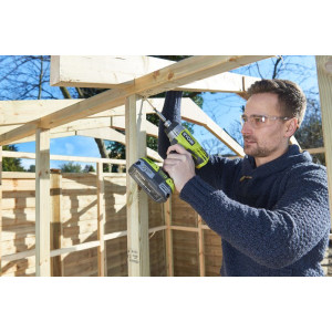 Винтоверт Ryobi R18ID3-0 5133002613 в процессе закручивания винтов в дерево