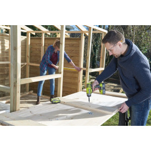 Винтоверт Ryobi R18ID3-0 5133002613  в процессе закручивания винтов в деревянное изделие