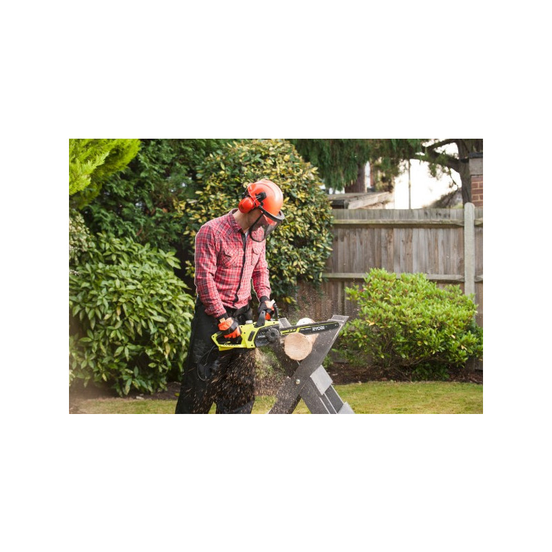 Электропила цепная Ryobi RCS1935B 5133004338 в действии
