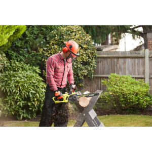 Электропила цепная Ryobi RCS1935B 5133004338 в действии