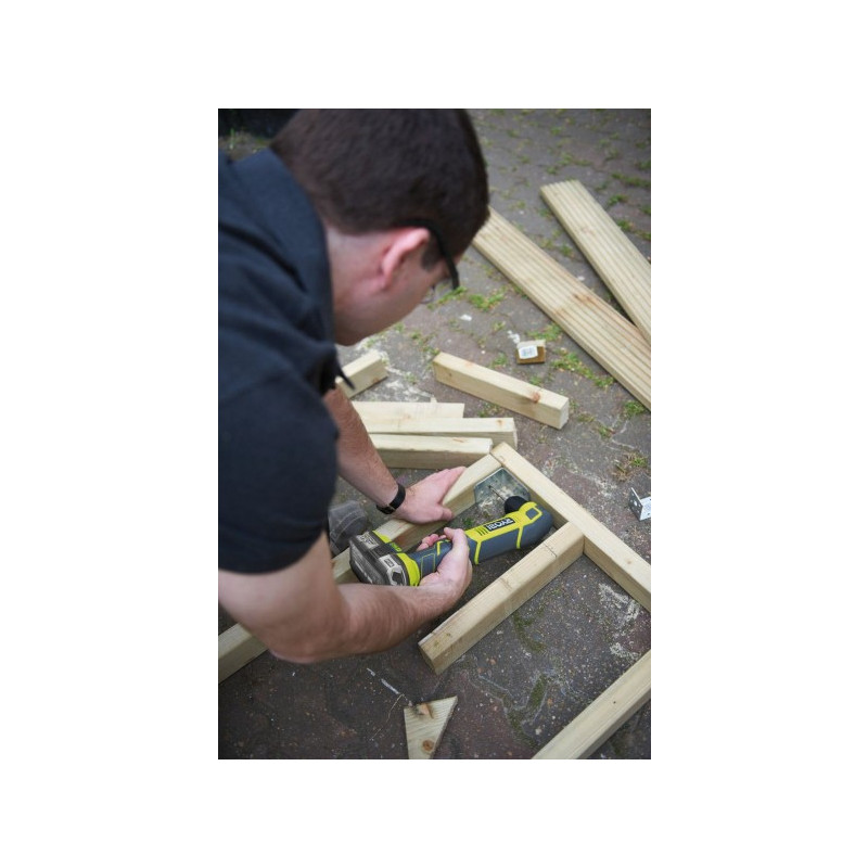 Дрель-шуруповерт Ryobi RAD1801M 5133001166 (без АКБ) в процессе работы