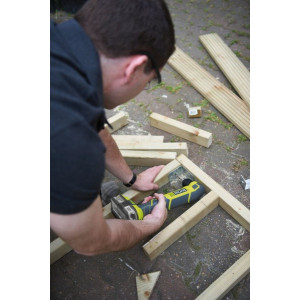 Дрель-шуруповерт Ryobi RAD1801M 5133001166 (без АКБ) в процессе работы