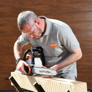 Быстрое натяжение цепи в пиле  Daewoo Power DACS 1640Li (без АКБ)