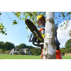 Пила цепная аккумуляторная Ryobi OCS1830 5133002829 (без АКБ) в работе