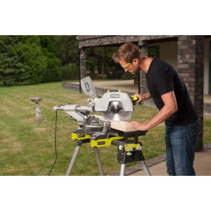 Торцовочная пила Ryobi EMS305RG 5133002861 в действии