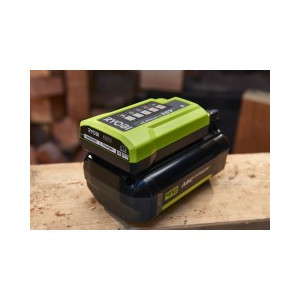 Зарядное устройство Ryobi RY36C17A 36В в процессе зарядки аккумулятора