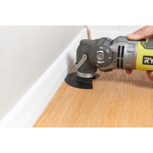 Многофункциональный инструмент (реноватор) Ryobi RMT300-SA KIT1 5133002446 в процессе работы