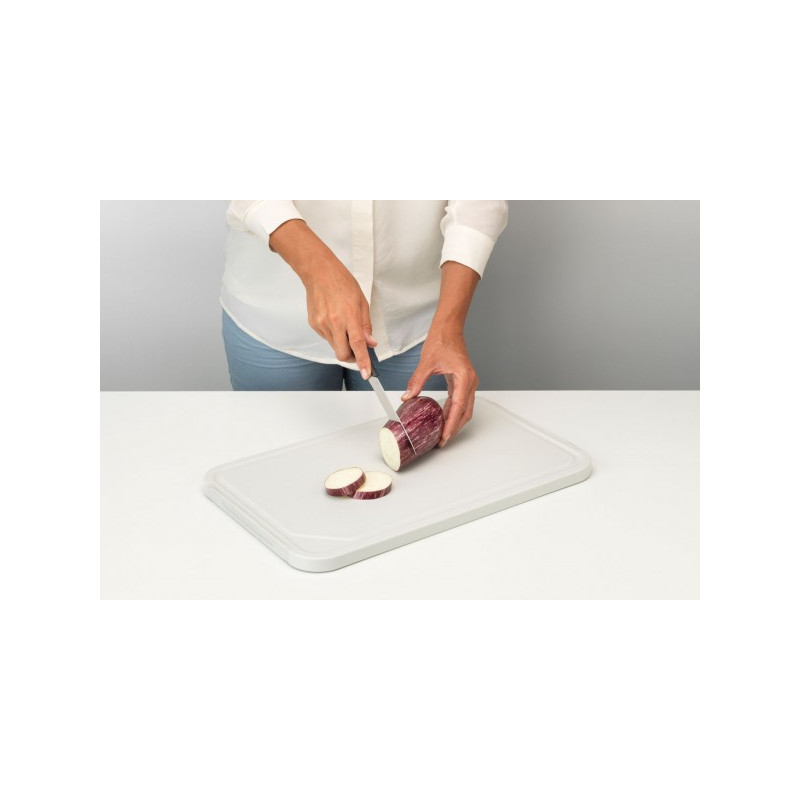 Разделочная доска Brabantia Tasty+ 123146 в процессе нарезания
