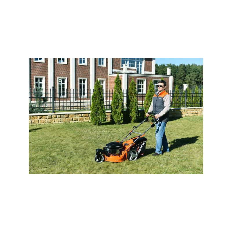 Оператор с Газонокосилкой Daewoo Power DLM 5100SR