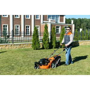 Оператор с Газонокосилкой Daewoo Power DLM 5100SR