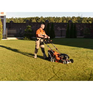 Оператор с Газонокосилкой Daewoo Power DLM 5500SV