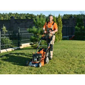 Оператор с Газонокосилкой Daewoo Power DLM 5100SV