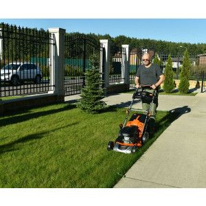 Оператор с Газонокосилкой Daewoo Power DLM 5100SP