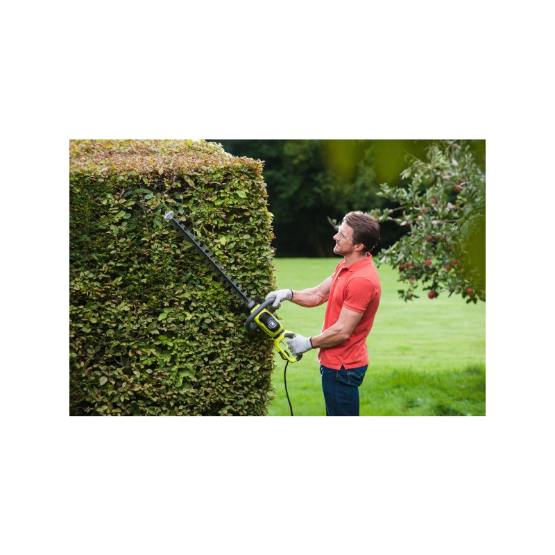Кусторез Ryobi RHT6160RS в процессе работы