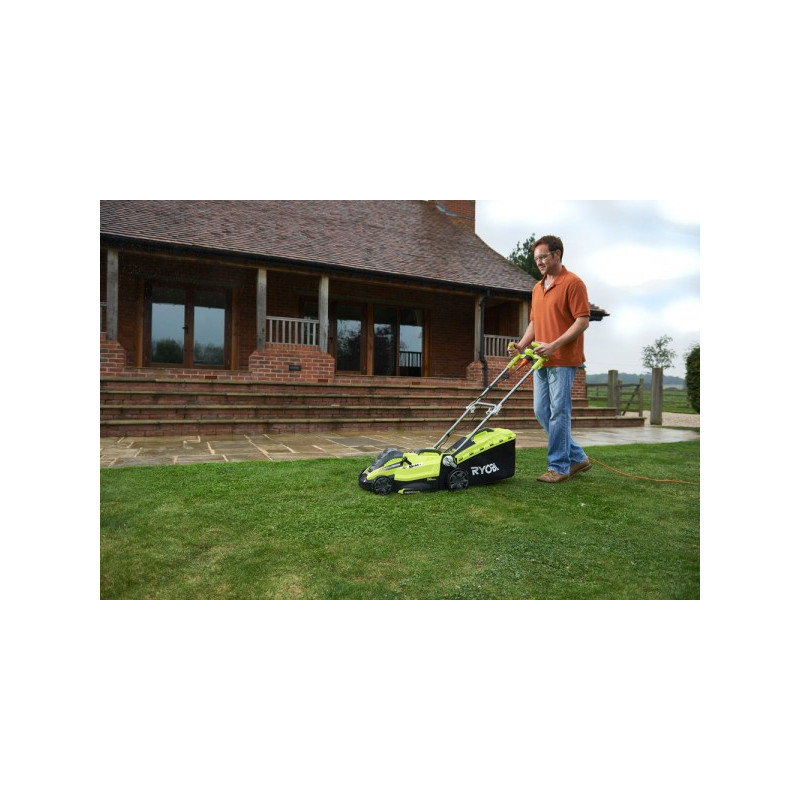 Оператор с Газонокосилкой Ryobi RLM15E36H