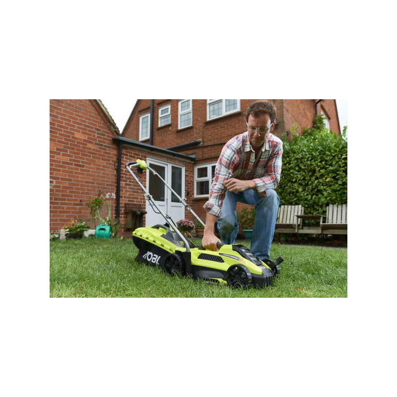 Оператор с Газонокосилкой Ryobi RLM13E33S