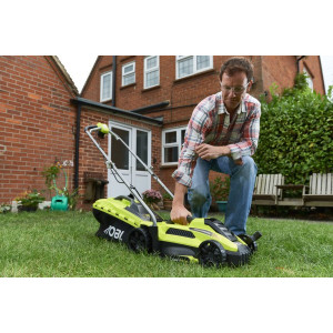 Оператор с Газонокосилкой Ryobi RLM13E33S