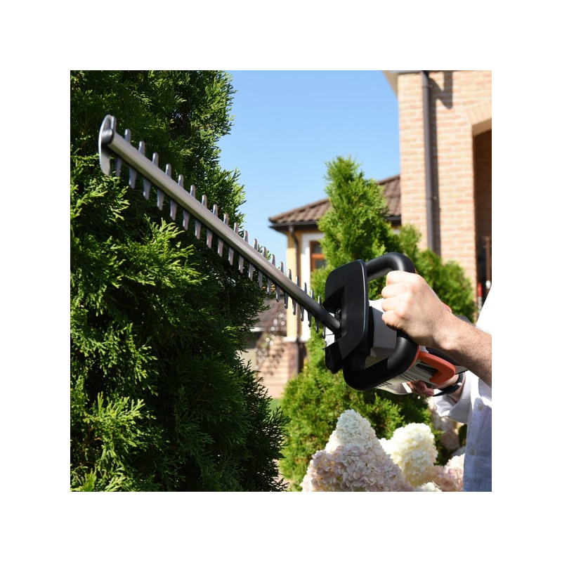 Кусторез Daewoo DAHT 5540Li (без АКБ) в процессе работы