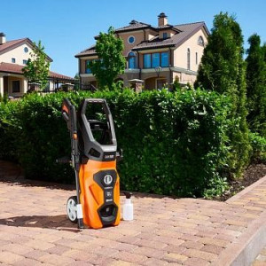 Мойка высокого давления Daewoo Power DAW 500 на улице