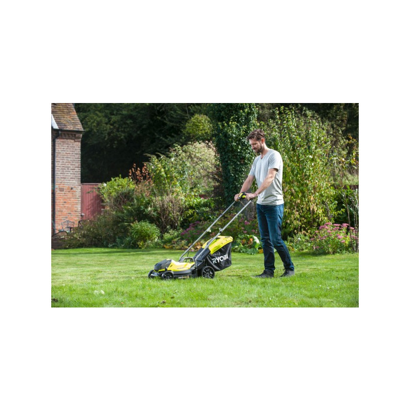 Оператор с Газонокосилкой Ryobi RLM18X33B40