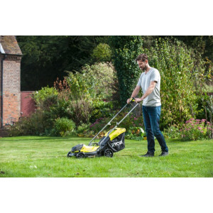 Оператор с Газонокосилкой Ryobi RLM18X33B40
