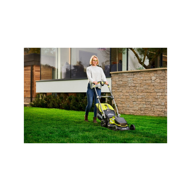 Оператор с Газонокосилкой Ryobi RY18LMX40A-0