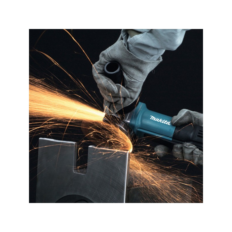 Угловая шлифмашина Makita 9558 HPG в процессе выполнения работ