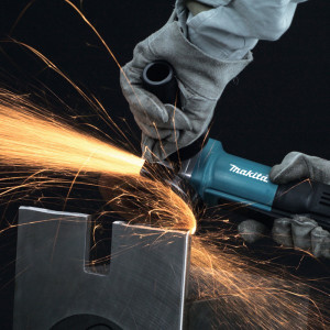Угловая шлифмашина Makita 9558 HPG в процессе выполнения работ