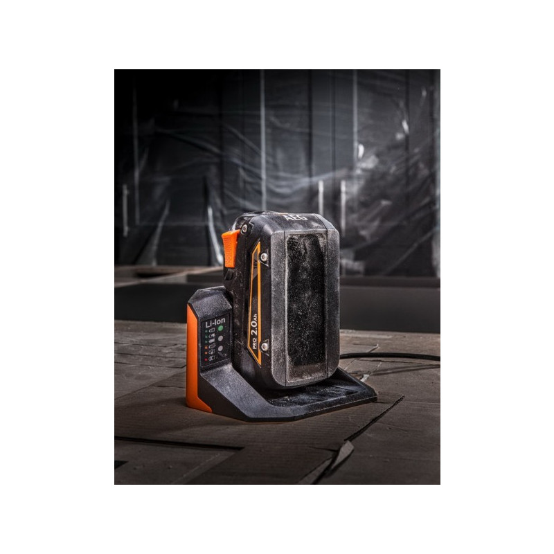 Аккумулятор AEG Powertools L1820S Li-Ion 18 В 2.0 А·ч на зарядке