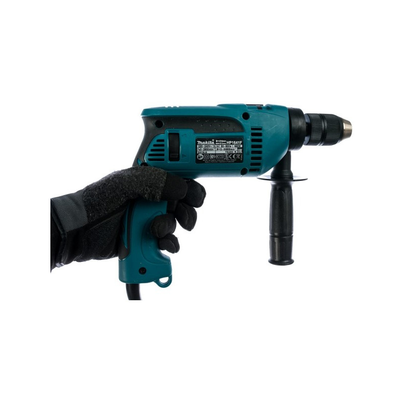 Дрель ударная Makita HP 1641 F в руке