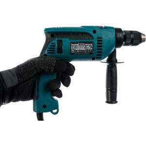Дрель ударная Makita HP 1641 F в руке