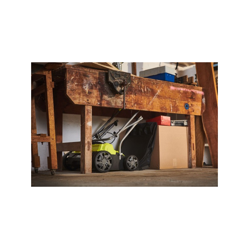 Компактное хранение аэратор-скарификатора Ryobi RY18SFX35A-0