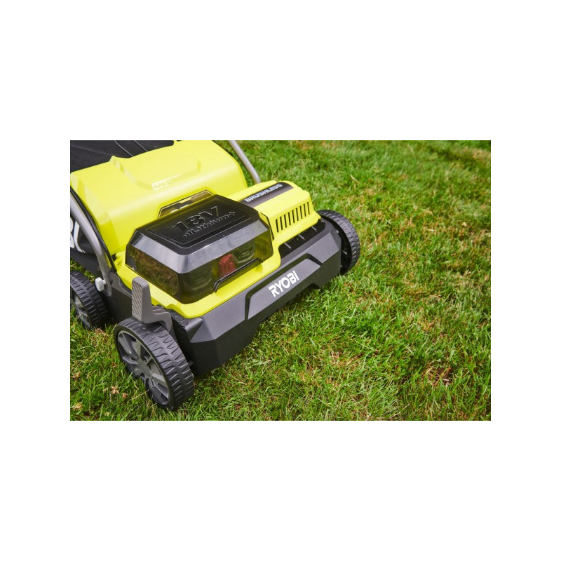 Отсек для аккумулятора в аэратор-скарификаторе Ryobi RY18SFX35A-0